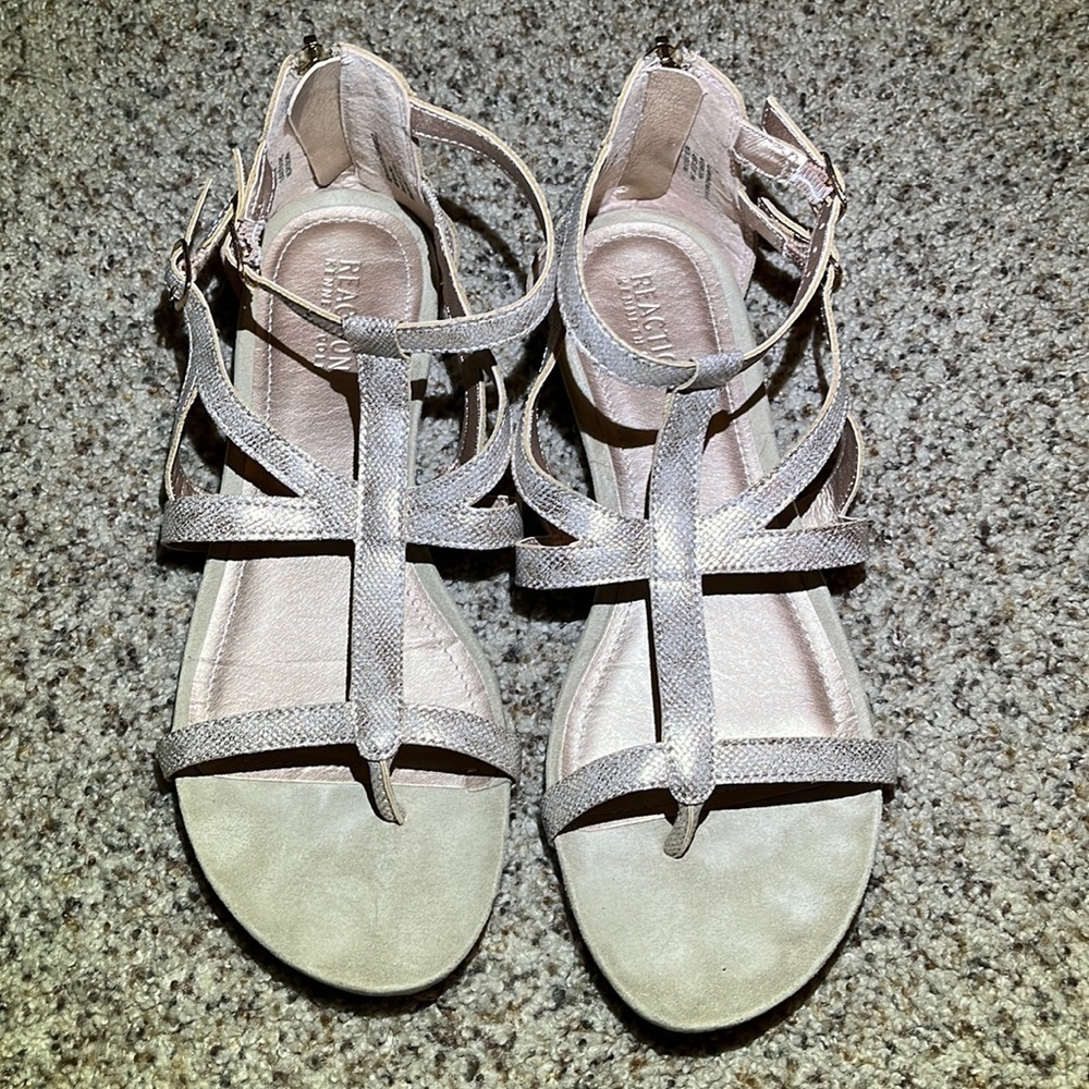 Reaction Kenneth Cole Sandals size 9 Strappy Gladiator Tan and Gold Tone - Picture 3 of 16